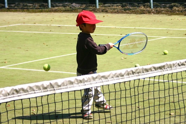 テニスをする子