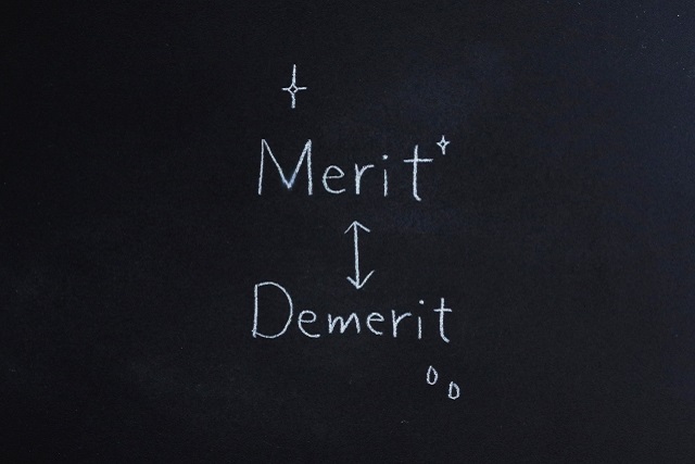 黒板に書かれたメリットとデメリット