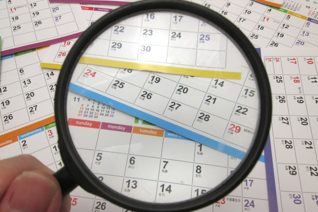虫眼鏡とカレンダー