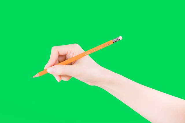 緑背景と鉛筆