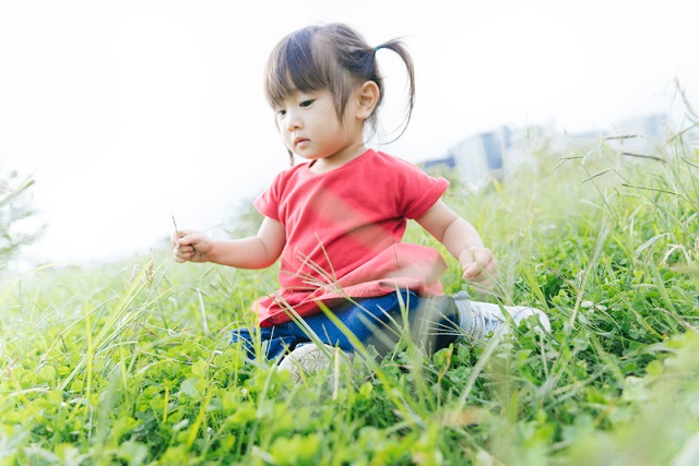 芝生の上に座る子供